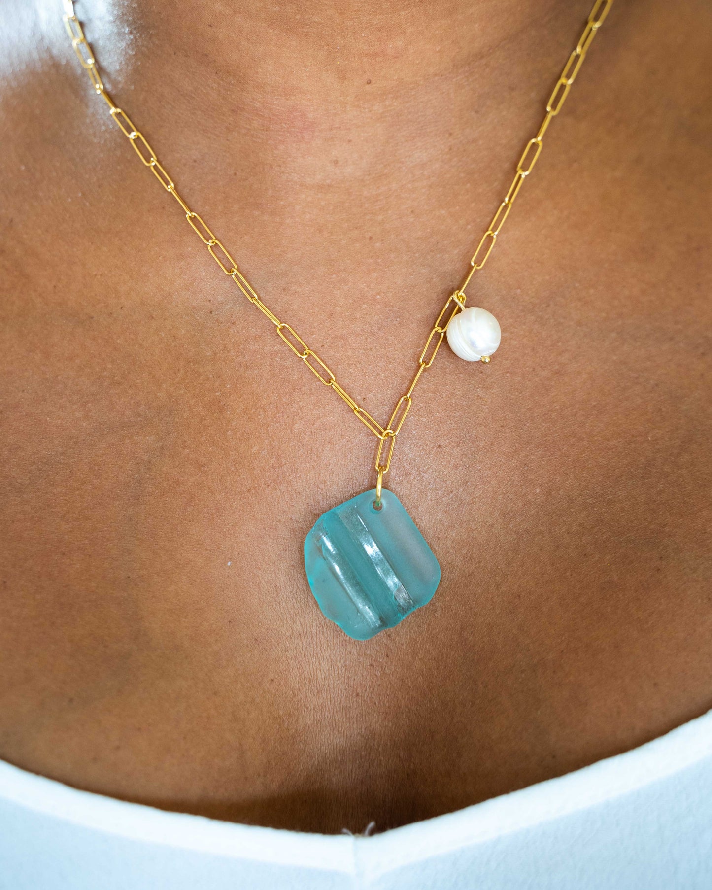 Collana Aurora di vetro del mare e perle in oro placcato 18K. 