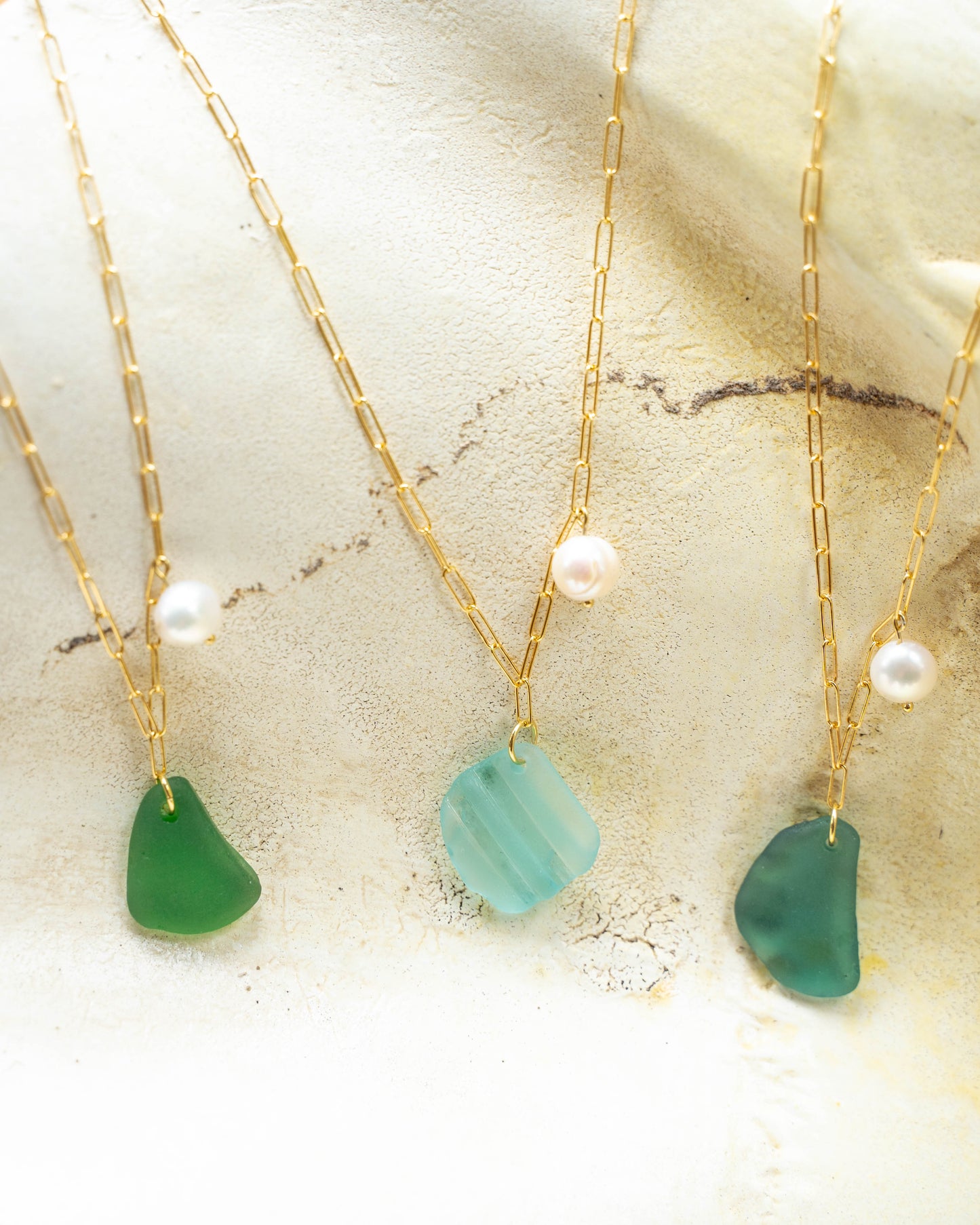 Collana Aurora di vetro del mare e perle in oro placcato 18K. 