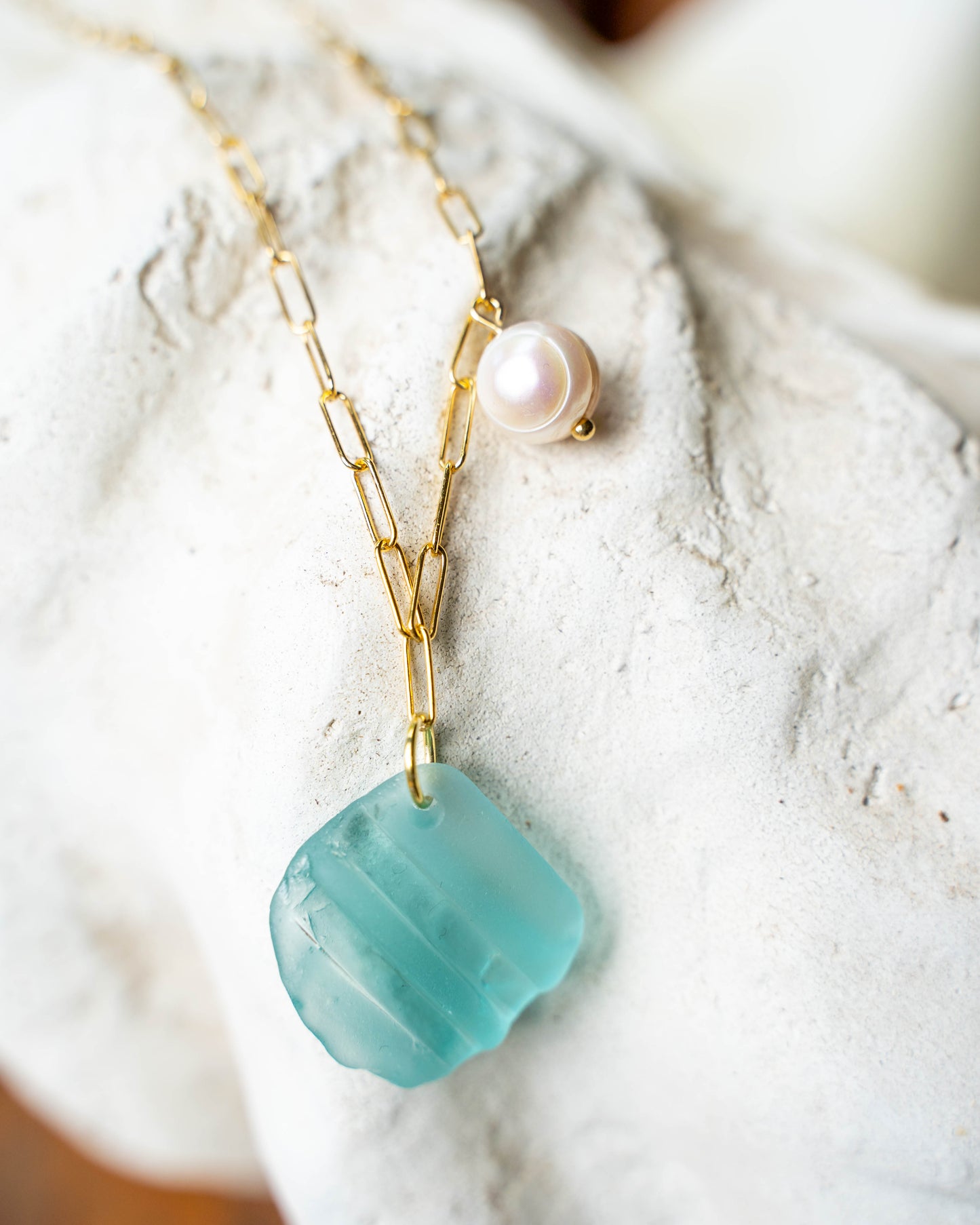 Collana Aurora di vetro del mare e perle in oro placcato 18K. 